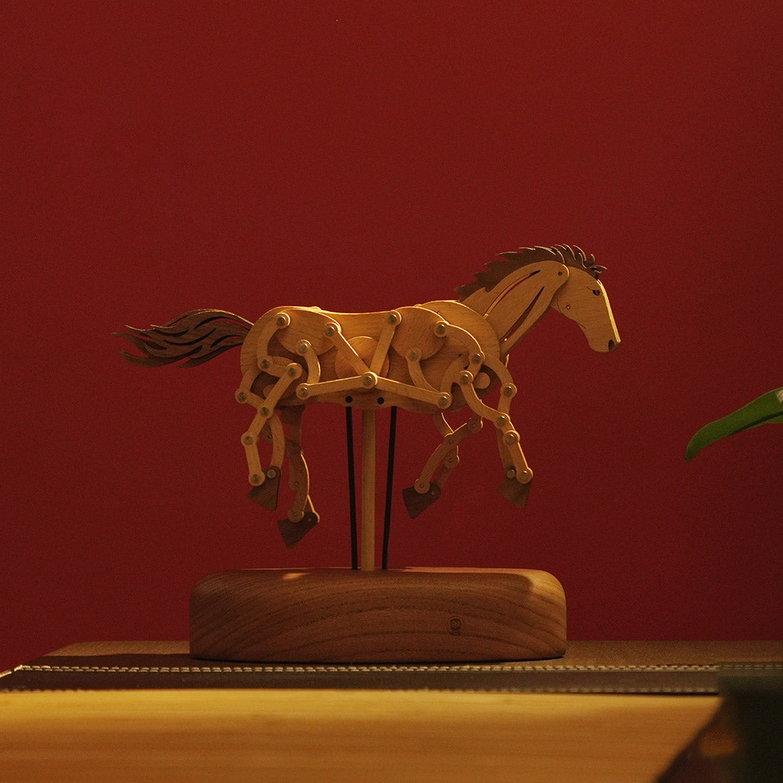 wooden qianli horse dynamic model - desktop stress relief display (non-music box)