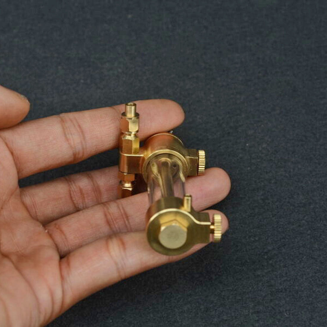 Graisseur à déplacement positif de type divisé pour modèle de machine à vapeur