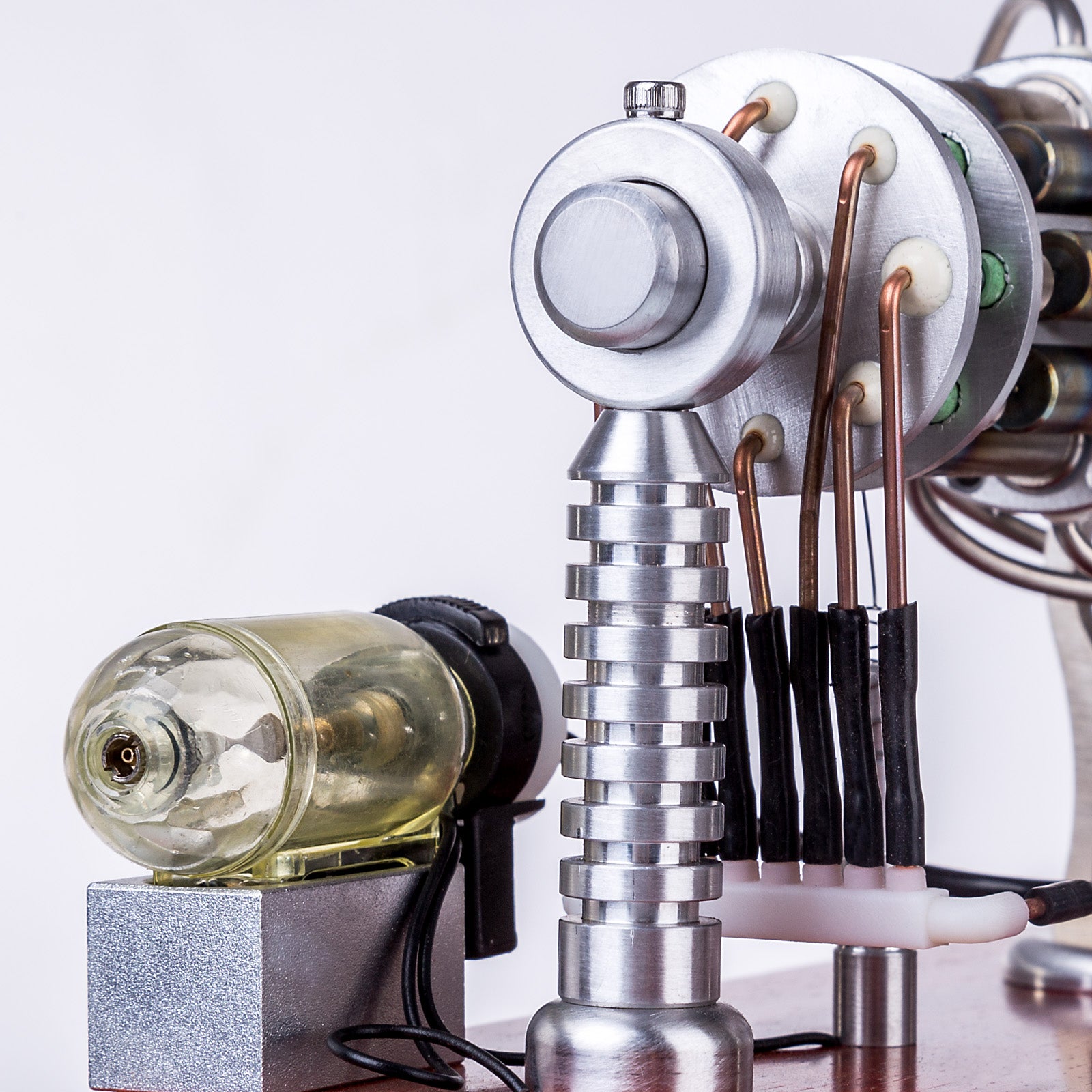 Moteur Stirling à plateau oscillant 16 cylindres, modèle générateur avec affichage numérique de tension et LED