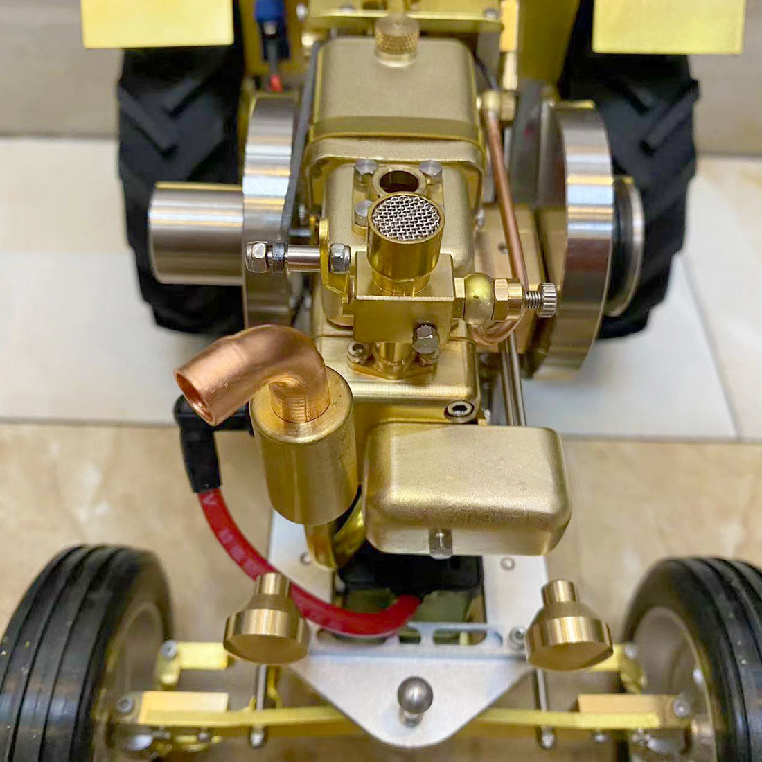 Antikes Walzentraktormodell T12 mit 1,6-cm³-Mini-Horizontal-Einzylinder-Benzin-Verbrennungsmotor mit Wasserkühlung