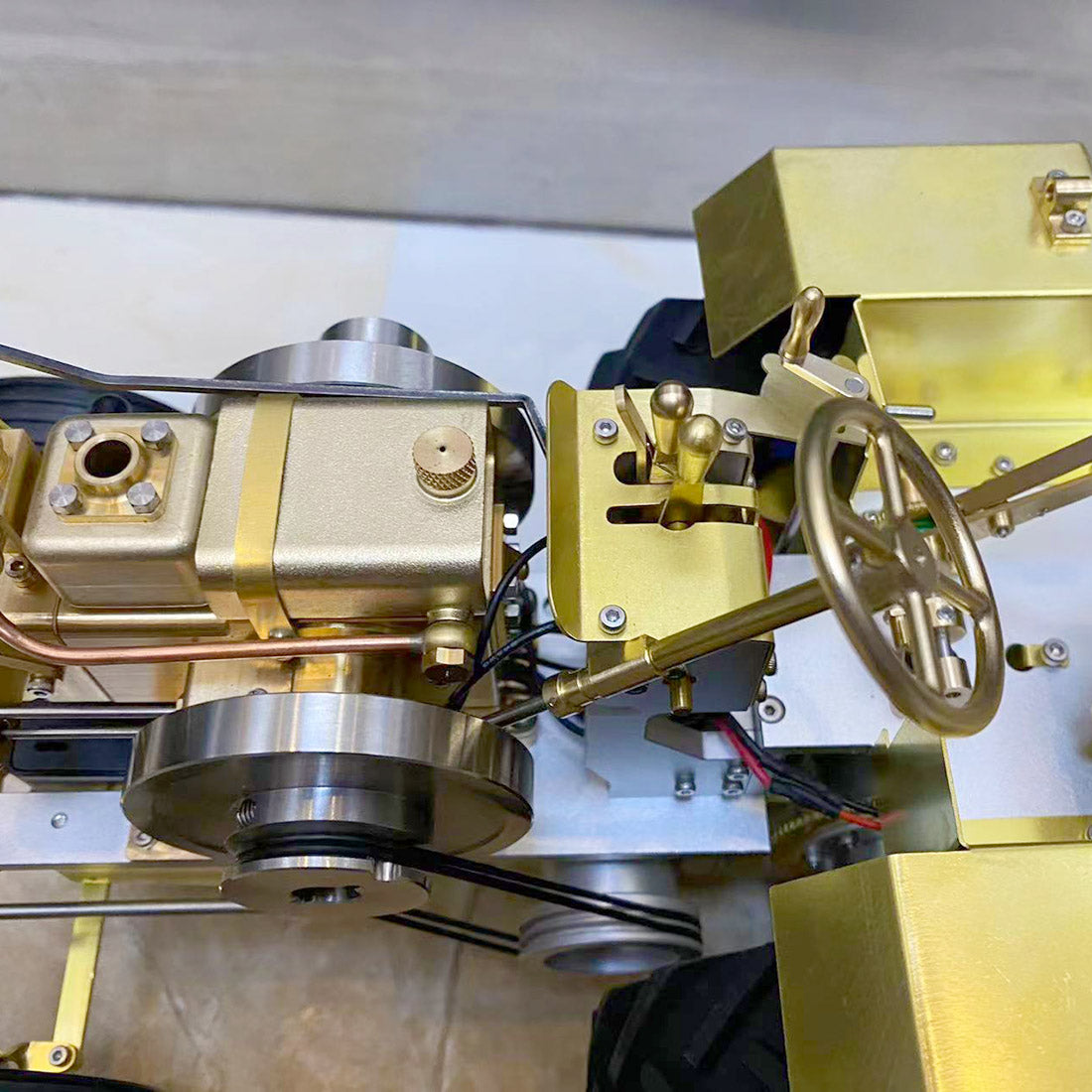 Antikes Walzentraktormodell T12 mit 1,6-cm³-Mini-Horizontal-Einzylinder-Benzin-Verbrennungsmotor mit Wasserkühlung