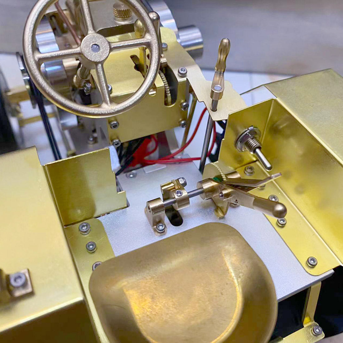 Antikes Walzentraktormodell T12 mit 1,6-cm³-Mini-Horizontal-Einzylinder-Benzin-Verbrennungsmotor mit Wasserkühlung